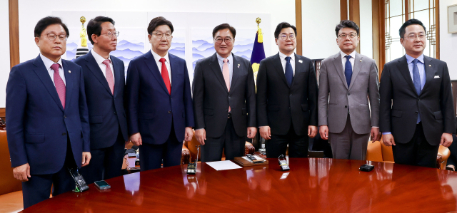 우원식(가운데) 국회의장과 여야 원내지도부가 10일 국회의장실에서 열린 국정협의회 여야회동에 참석해 회동 시작 전 기념촬영을 하고 있다. 박형수(왼쪽부터) 국민의힘 원내수석부대표, 김상훈 정책위의장, 권성동 원내대표, 우 의장, 박찬대 더불어민주당 원내대표, 진성준 정책위의장, 박성준 원내수석부대표. 오승현 기자