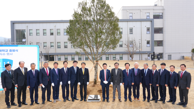 10일 국립 경국대 출범식에서 참석자들이 기념식수를 하고 있다. 사진제공=경북도