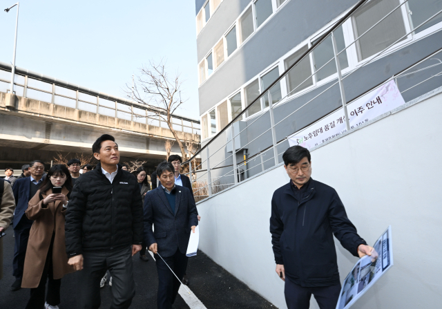 오세훈 서울시장이 10일 서울 서대문구 홍제동 노후임대주택 품질개선 시범사업 현장인 유원하나아파트를 방문해 새 단장을 마친 아파트 주변을 살펴보고 있다. 연합뉴스