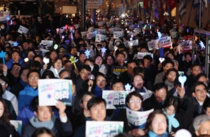 "대한민국 운명 결정짓는 역사적 순간"…연이틀 광화문·헌재 앞 집결한 시민들