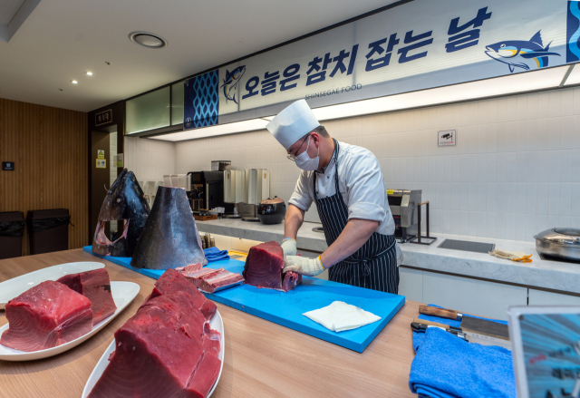 신세계푸드가 개포 레미안 포레스트에서 진행한 참치해체쇼. 사진제공=신세계푸드