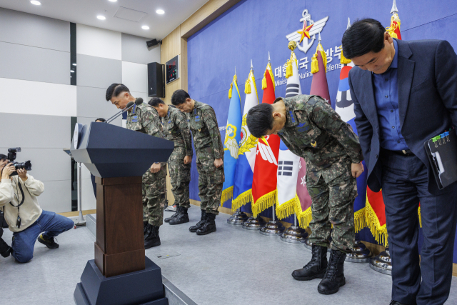 이영수 공군 참모총장이 10일 서울 용산구 국방부에서 열린 공군 KF-16 전투기 오폭사건 기자회견에서 사과한 뒤 고개 숙여 인사하고 있다. 연합뉴스