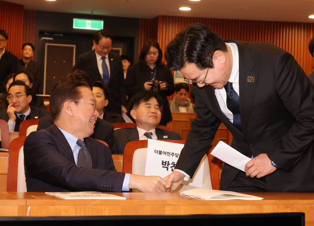 국민의힘 권영세 비상대책위원장과 더불어민주당 박찬대 원내대표가 10일 서울 여의도 국회박물관에서 열린 한미의원연맹 창립총회에서 악수를 나누고 있다. 연합뉴스