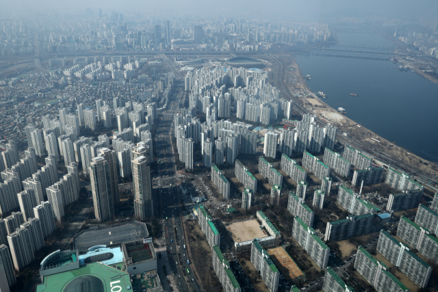 국민의힘이 상속세 개편과 관련해 배우자 상속세 폐지를 비롯한 여야 합의 가능한 것부터 우선 처리하자고 더불어민주당에 제안한 가운데 이달 9일 롯데월드타워 전망대에서 바라본 송파구 아파트 단지 모습. 연합뉴스