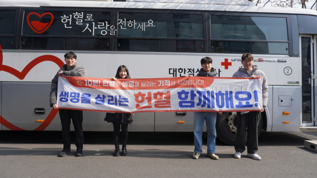 한세예스24그룹 계열사 임직원들이 7일 서울 여의도 인근에 마련된 이동식 헌혈버스에서 헌혈 캠페인에 참여하고 있다. 사진제공=한세예스24홀딩스