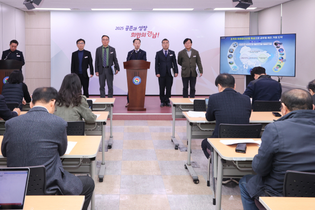 유명현(가운데) 경남도 산업국장이 미래첨단산업 육성 전략을 발표하고 있다. 사진 제공=경남도