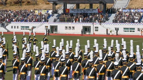 지난 2월 14일 해군사관학교 제83기 사관생도 입학식에서 신입 생도들이 경례를 하고 있다. 사진 제공=해군