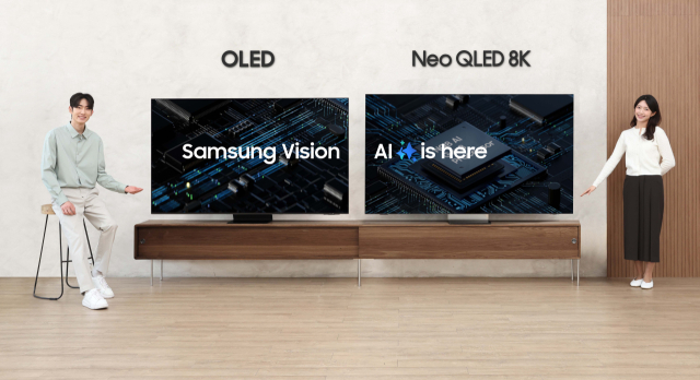 삼성전자 모델들이 12일부터 사전 판매에 나서는 네오 QLED 8K와 OLED TV를 소개하고 있다. 사진 제공=삼성전자