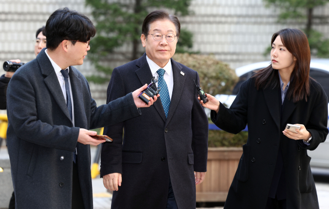 이재명 더불어민주당 대표가 11일 서울 서초구 서울중앙지방법원에서 열린 대장동·백현동·위례신도시 개발 비리 및 성남FC 후원금 의혹 사건 1심 속행공판에 출석하기 위해 법정으로 향하고 있다. 연합뉴스