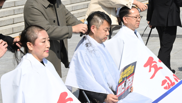 전진숙(왼쪽부터)·박홍배·김문수 더불어민주당 의원이 11일 국회에서 헌법재판소의 윤석열 대통령에 대한 조기 파면 결정을 촉구하며 삭발하고 있다. 오승현 기자