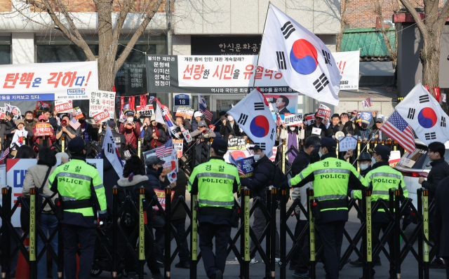 11일 서울 종로구 헌법재판소 앞에서 윤석열 대통령 지지자들이 탄핵 반대 집회를 하고 있다. 연합뉴스