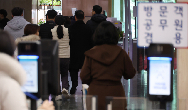 점심 식사를 마친 공무원 등이 10일 서울 종로구 정부서울청사로 들어서고 있다. 연합뉴스