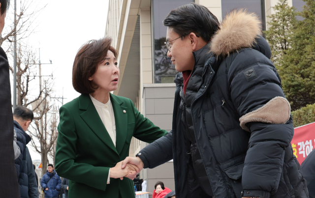 나경원(왼쪽) 국민의힘 의원이 12일 서울 종로구 헌법재판소 앞에서 윤석열 대통령 탄핵 각하 촉구 릴레이 시위 중인 윤상현 의원을 만나 격려하고 있다. 연합뉴스