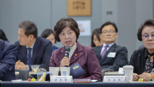 강정애 국가보훈부 장관이 11일 오후 서울 서대문구 국립대한민국임시정부기념관에서 이종찬 광복회장, 유을상 대한민국상이군경회장 등 17개 보훈단체장과 보훈부 실·국장, 보훈부 정책자문위원회, 2030 자문단 등이 참석한 가운데 ‘존경받는 보훈단체, 미래 발전방안 간담회’를 갖고 있다. 사진 제공=국가보훈부