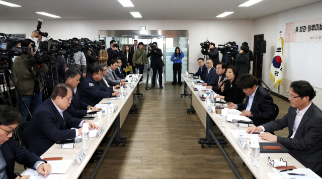 12일 경기 화성시 알루미늄 제품 제조업체인 지제이알미늄에서 열린 미국의 철강·알루미늄 관세 부과에 따른 수출 중소기업 현장 간담회가 진행되고 있다.사진제공=중소기업중앙회