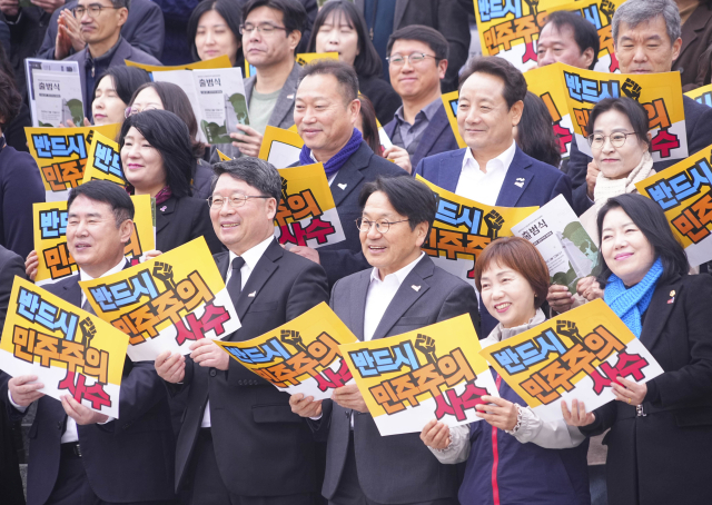 강기정(오른쪽 세 번째) 광주광역시장이 12일 광주시 북구 국립5·18민주묘지 에서 열린 '제45주년 5·18민중항쟁기념행사위원회 출범식'에 참석해 구호를 외치고 있다. 사진 제공=광주광역시