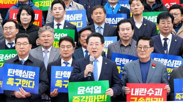 김영록 전남도지사가 12일 국회 본관 앞에서 전남시장·군수협의회 주최로 개최된 윤석열 탄핵 촉구 기자회견에 참석, 자유발언을 통해 “헌법재판소는 반드시 정의의 심판에 따라서 윤석열을 파면하라”고 촉구했다. 사진 제공=전라남도