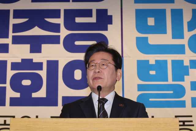 12일 국회도서관에서 열린 ‘2025 더불어민주당 민생연석회의 20대 민생의제 발표회’에서 이재명 더불어민주당 대표가 발언하고 있다. 연합뉴스