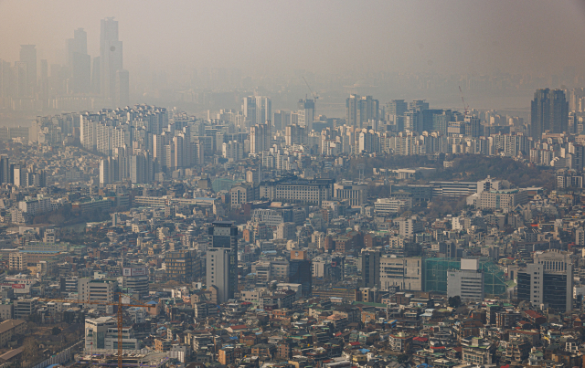 서울 남산에서 10일 바라본 서울 용산구와 마포구 일대. 연합뉴스