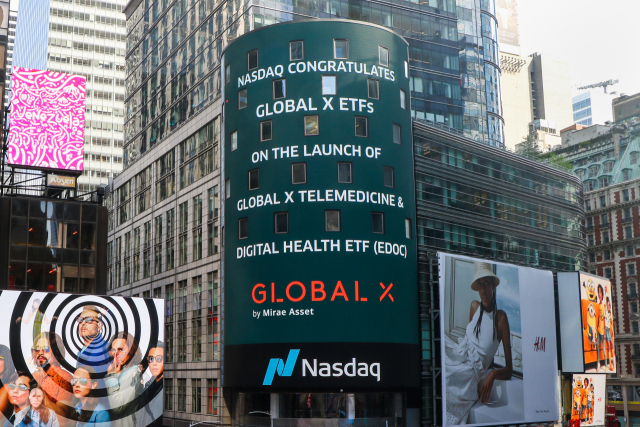 미국 뉴욕 타임스퀘어 나스닥 마켓사이트(NASDAQ MarketSite)에 표시된 'Global X Telemedicine & Digital Health ETF' 상장 축하메세지. 사진 제공=미래에셋자산운용