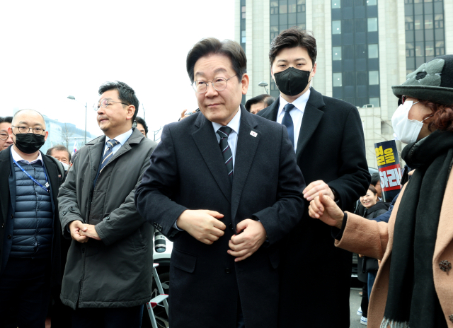 이재명 더불어민주당 대표가 12일 서울 광화문 인근 천막에서 윤석열 대통령 파면을 촉구하며 단식 농성에 돌입한 김경수 전 경남지사를 만기 위해 이동하고 있다. 연합뉴스