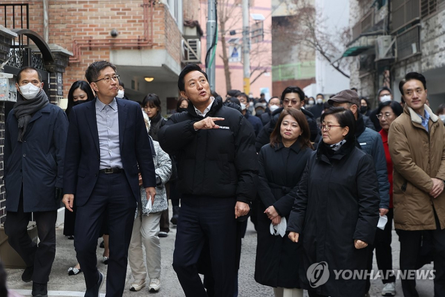 오세훈 서울시장이 20일 서울 강북구 미아3동 130번지 일대 신속통합기획 재개발 후보지를 찾아 노후 건축물을 살펴보고 있다. 연합뉴스