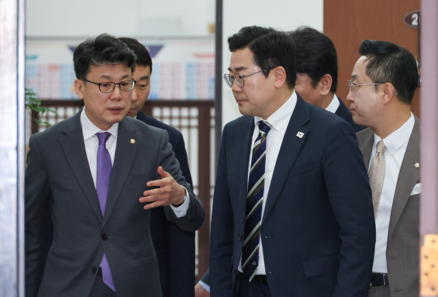 박찬대 더불어민주당 원내대표와 진성준(왼쪽) 정책위의장이 13일 서울 여의도 국회에서 열린 정책조정회의에 참석하며 대화하고 있다. 연합뉴스