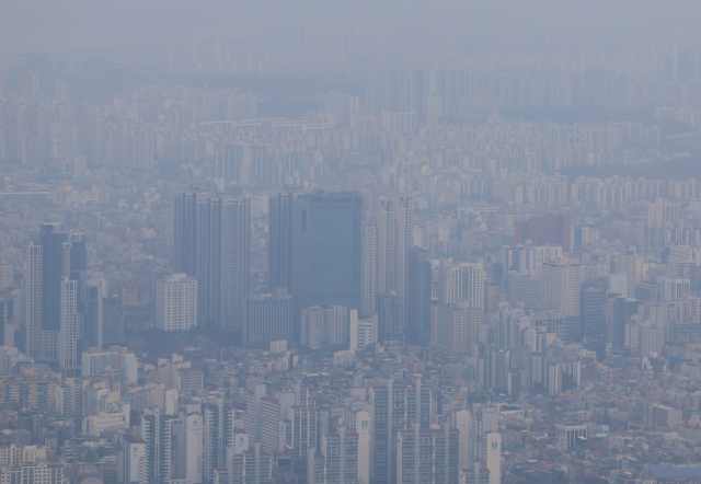 전국이 흐리고 수도권 지역 미세먼지 농도가 나쁨을 기록한 12일 서울 송파구 잠실롯데월드타워에서 바라본 강동구 일대가 미세먼지에 갇혀 있다. 연합뉴스