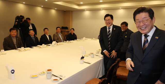 이재명 더불어민주당 대표가 13일 서울 여의도에 있는 한 식당에서 가진 당 3선 의원들과의 오찬 회동에 참석하며 밝은 표정을 하고 있다. 연합뉴스