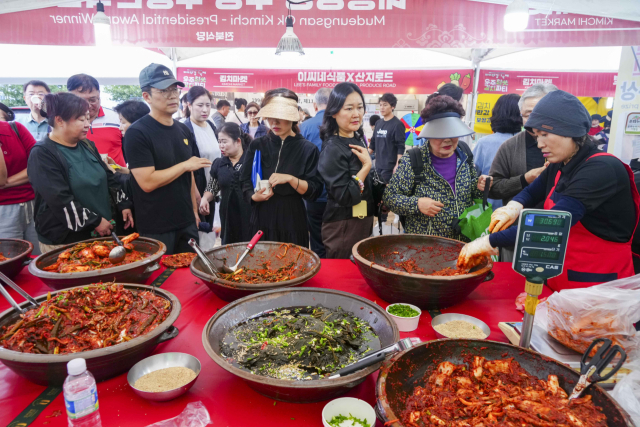 31회 광주김치축제가 열린 지난 8일 광주광역시청 앞 광장에서 시민들이 김치 부스를 방문하고 있다. 사진 제공=광주광역시