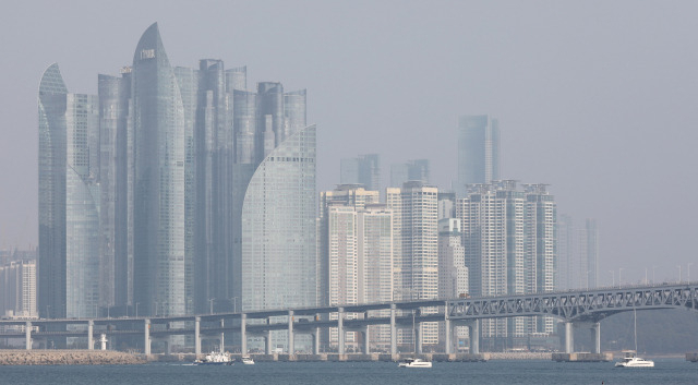 부산 광안리해수욕장에서 바라본 도심. 뉴스1