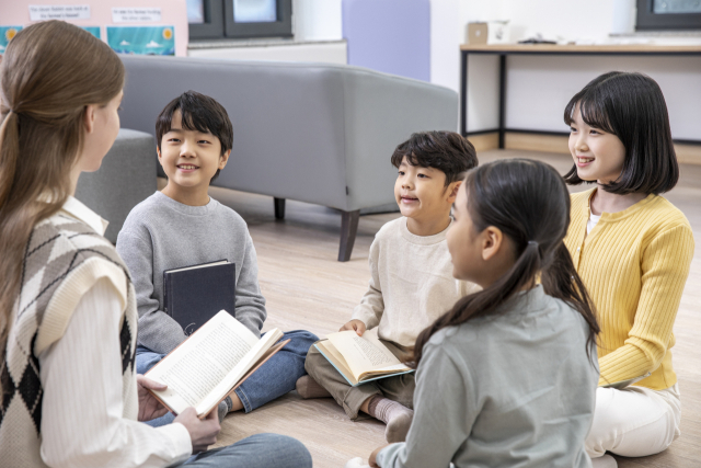 기저귀 차고 학원 가는 영유아들…2명 중 1명이 사교육 받는다