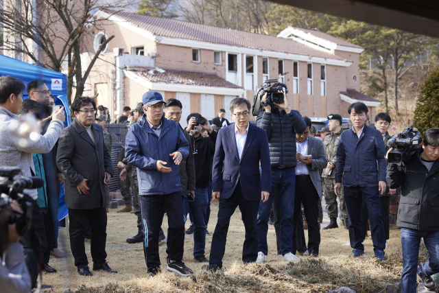 김동연 경기도지사가 13일 오후 공군 오폭사고로 피해를 입은 포천 노곡리를 찾아 피해현황을 살피고 있다. 사진 제공 = 경기도