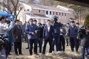 공군 오폭 피해 포천 노곡리 또다시 찾은 김동연 "道차원 일상회복지원금 지급"