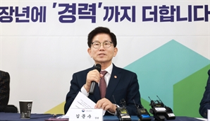 고용부 “반도체 외 추가업종, 특별연장근로 특례 검토 안해”