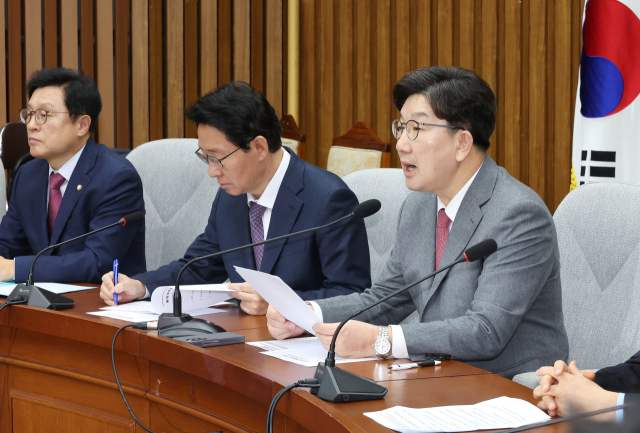 권성동(오른쪽) 국민의힘 원내대표가 14일 국회에서 열린 원내대책회의에서 발언하고 있다. 연합뉴스