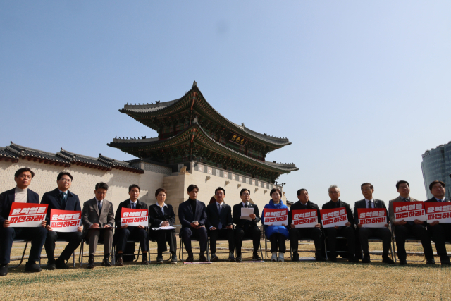 박찬대 더불어민주당 원내대표가 14일 서울 광화문 앞에서 열린 현장 최고위원회의에서 발언하고 있다. 연합뉴스