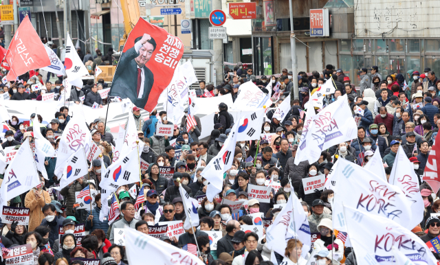 15일 경북 구미시 구미역 앞에서 열린 세이브코리아 주최 국가비상기도회에서 참가자들이 윤석열 대통령 탄핵 반대 구호를 외치고 있다. 연합뉴스