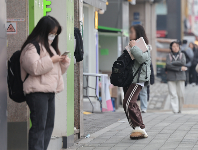 서울 동작구 노량진 학원가에서 시험을 준비하는 청년들이 걸어가고 있다. 통계청은 지난 12일 지난달 구직활동을 하지 않고 사실상 취업을 포기한 청년(15~29세) ‘쉬었음’ 인구가 2003년 1월 관련 통계를 작성한 뒤 처음으로 50만 명을 돌파했다고 밝혔다. 연합뉴스