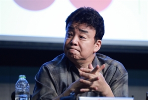 백종원, '농약통'에 소스 담아 뿌렸다?…이번엔 '식품위생법 위반' 의혹