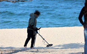백사장에서 숨은 금 찾기?…금값 치솟자 '금속탐지기' 들고 해변 나온 남성
