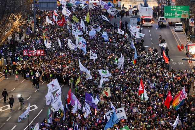 15일 서울 종로구 광화문 동십자각 앞에서 윤석열 즉각퇴진·사회대개혁 비상행동 주최 15차 범시민 대행진에 참가했던 시민들이 안국역 방향으로 행진하고 있다. 연합뉴스