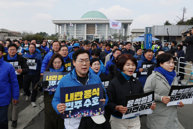 '윤석열 대통령 파면 촉구' 도보행진에 참가한 더불어민주당 박찬대 원내대표를 비롯한 의원들이 16일 서울 여의도 국회를 출발해 광화문 농성장으로 향하고 있다. 연합뉴스