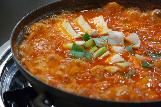 '국내산 김치로 맛있게 끓였어요' 믿었는데 중국산…수억원 챙긴 식당업주 결국