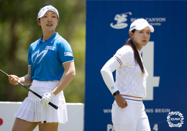 챔피언 조에서 경기를 벌이고 있는 유현조(왼쪽)와 박보겸. 사진 제공=KLPGA