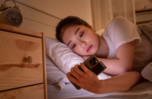 유튜브 보다가 잠 못 드는 당신도?…"제대로 못 자면 '음모론'에 쉽게 빠진다"
