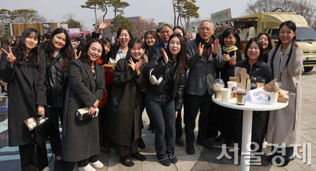 유인촌 문체부 장관이 3월 7일 ‘국립예술단체 청년 교육단원 통합발대식’에서 청년 교육단원들과 기념촬영하고 있다. 사진 제공=문체부