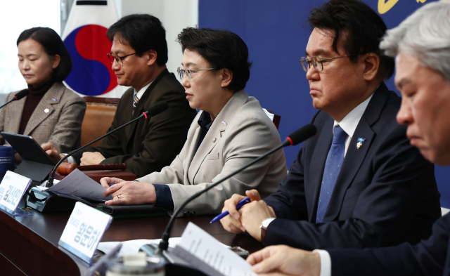 김선민(가운데) 조국혁신당 대표 권한대행이 17일 국회에서 열린 조국혁신당 최고위원회의에서 모두 발언을 하고 있다. 뉴스1