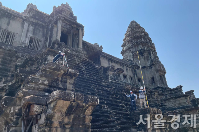 캄보디아 앙코르와트 바칸 기단부 보수정비 현장. 사진 제공=국가유산청