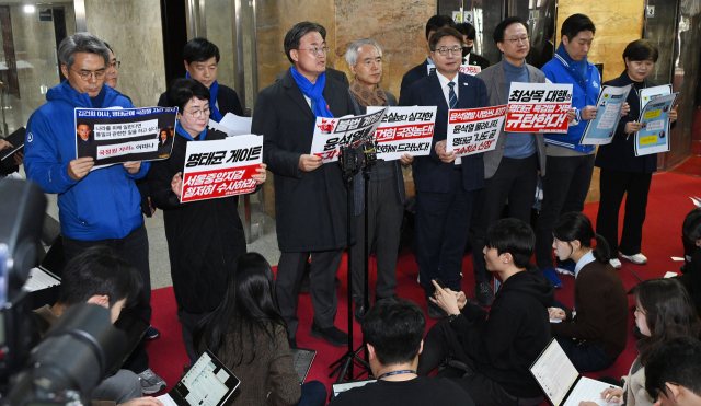 더불어민주당 명태균 게이트 진상조사단 소속 의원들이 17일 국회에서 기자회견을 열고 서울중앙지검의 윤석열 대통령 부부 소환 및 오세훈 서울시장 소환 등 명태균 씨 관련 수사를 촉구하고 있다. 오승현 기자 2025.03.17